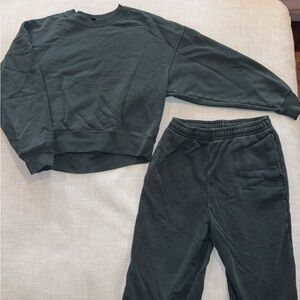 Uniqlo Dark Green Sweatshirt and Sweatpants Set